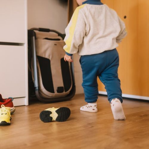 Joolz Hub 2 D&uacute;o plegado en el interior de una vivienda urbana